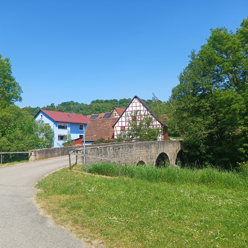 Strahlend blauer Himmel in Bettwar im lieblichen Taubertal