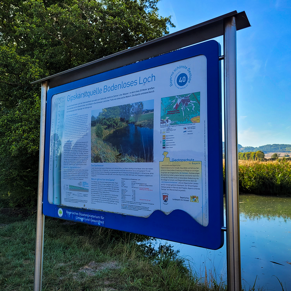 Eine Infotafel am Bodenlosen Loch in Diebach