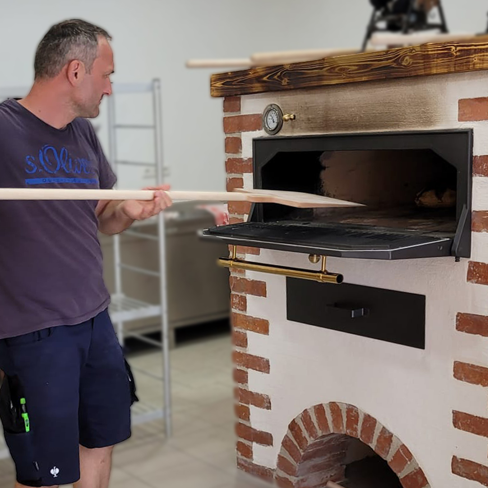 Der Brotbackofen in Colmberg wird bestückt