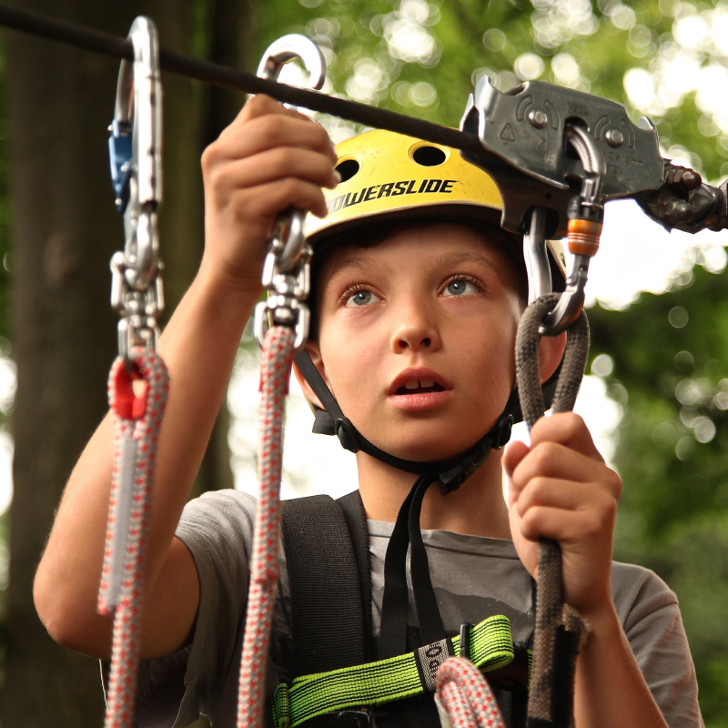 Junge im Kletterwald