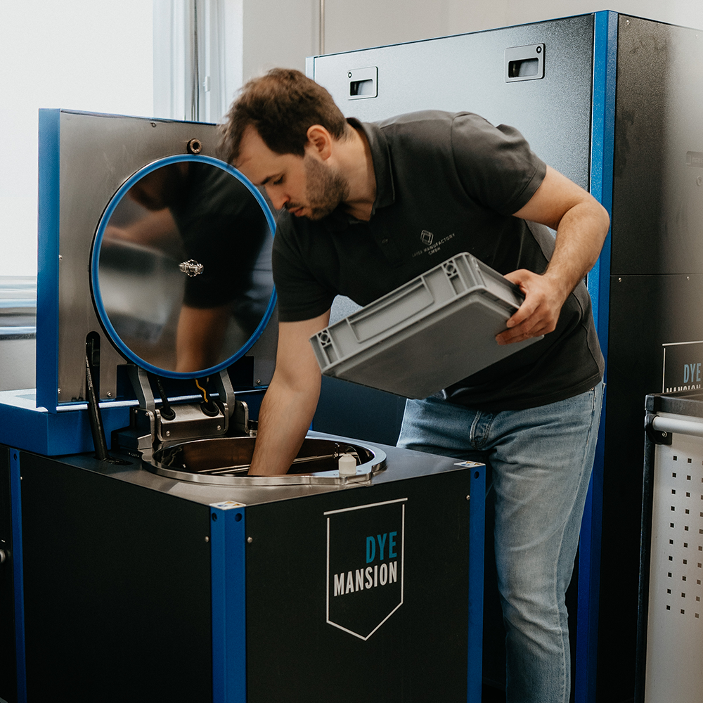 Tim Riedmüller bei der Fertigung von 3D Brillen