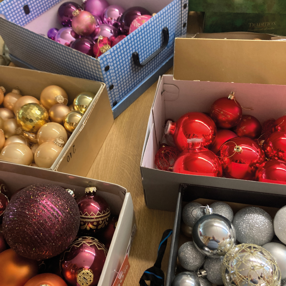 Christbaumkugeln aus dem Gebrauchtwarenladen Rot Kreuz in Dinkelsbühl