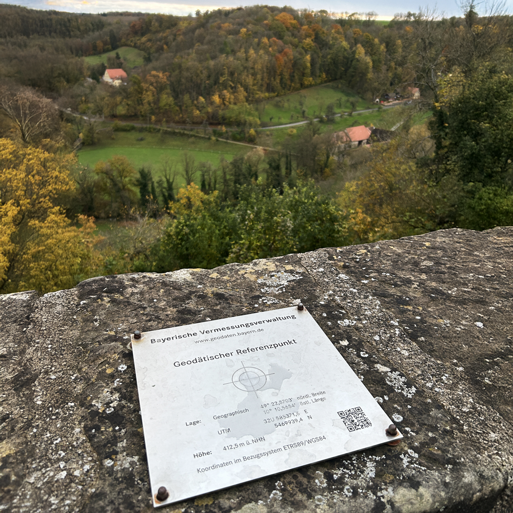 Der geod&auml;tische Referenzpunkt in Rothenburg ob der Tauber