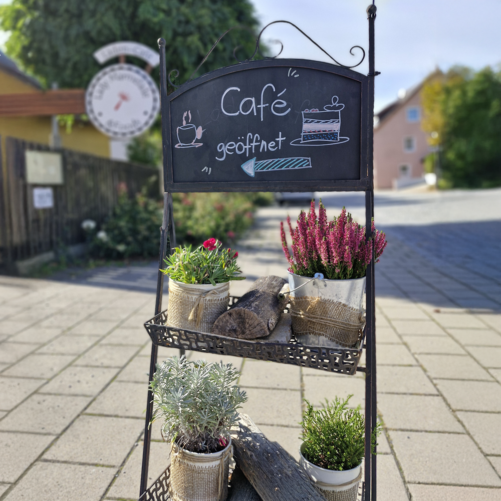Aufsteller vor dem Café