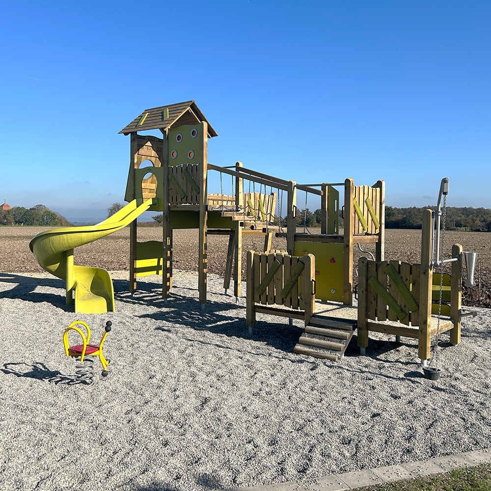 Klettergerüst auf dem Mehrgenerationenspielplatz in Schillingsfürst