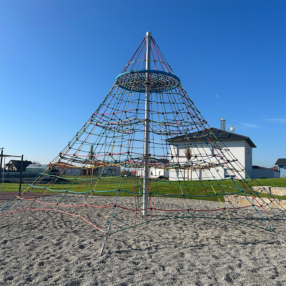 Kletterpyramide auf dem Mehrgenerationenspielplatz in Schillingsfürst