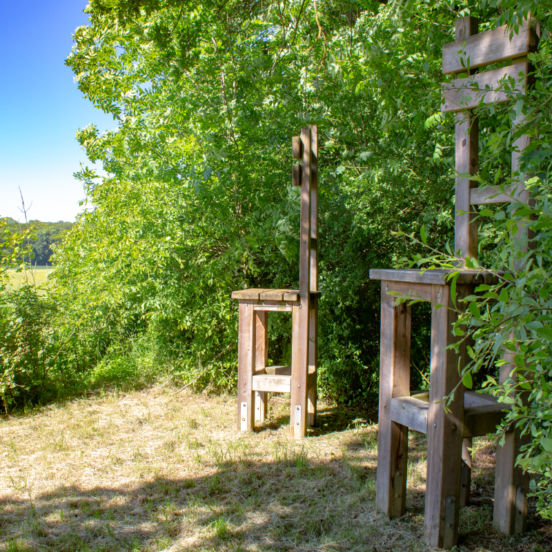 Stühle auf dem Naturerlebnispfad