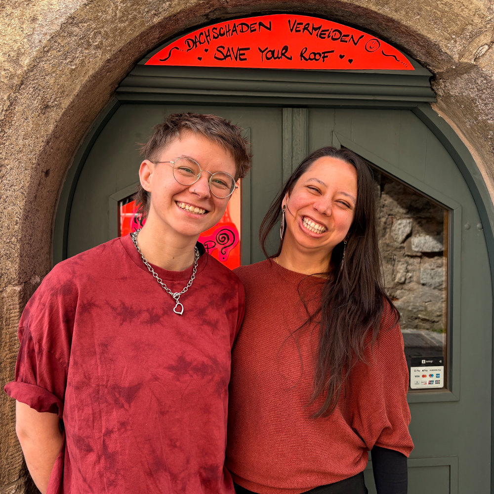 Laura und Corinna vom Pop Up Store in Rothenburg vor ihrem Laden