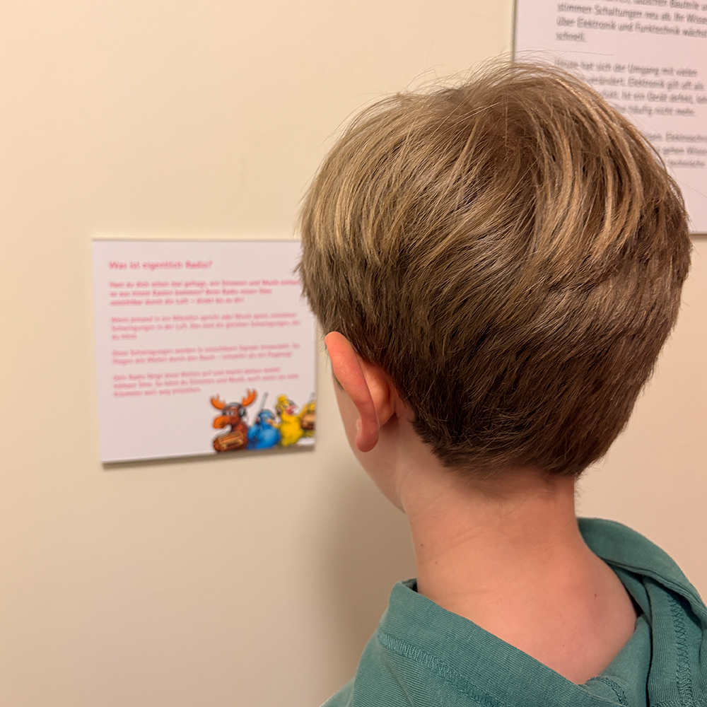 Kind in der Sonderausstellung zum Thema Radio im Fr&auml;nkischen Museum in Feuchtwangen