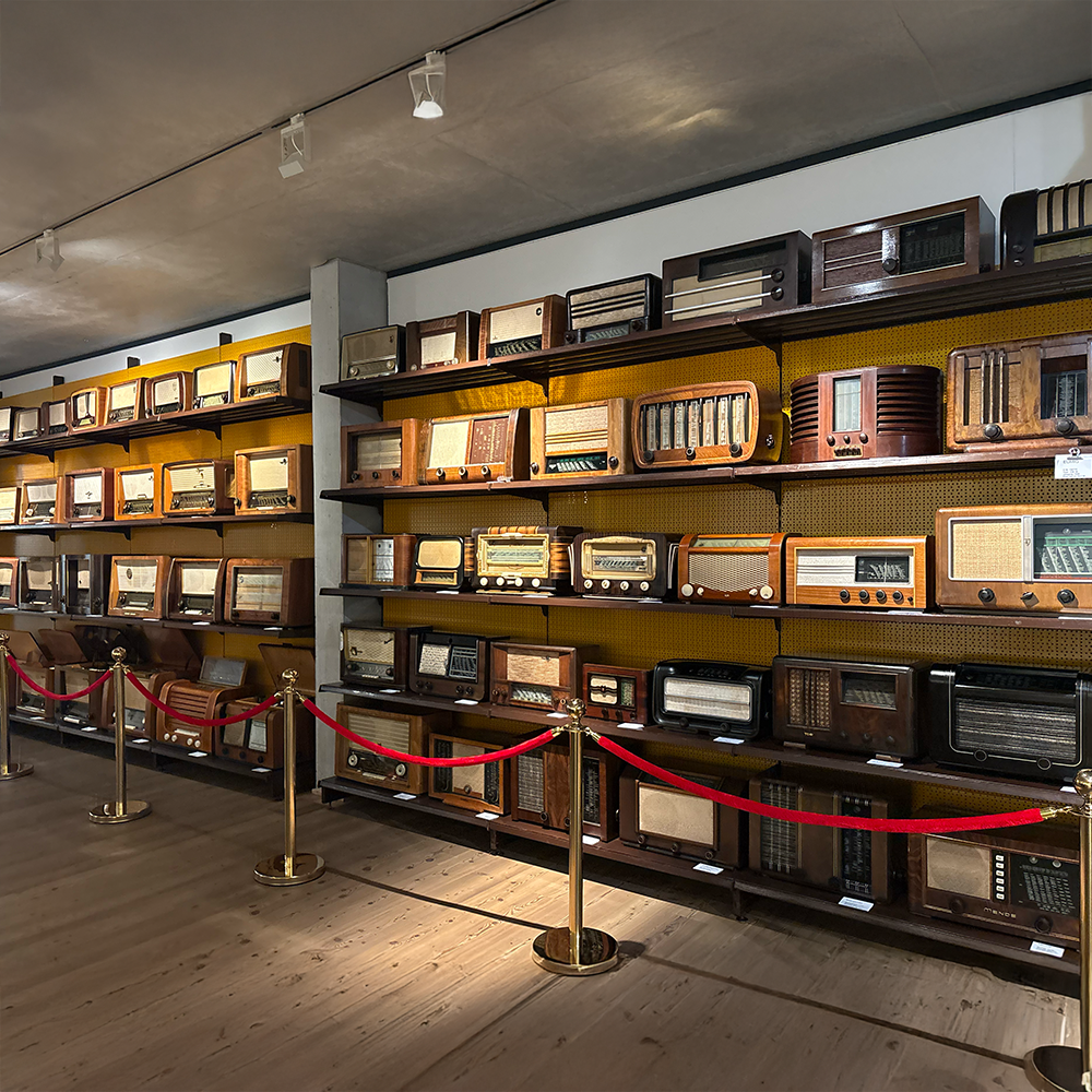 Radios in der Sonderausstellung im Fr&auml;nkinkischen Museum in Feuchtwangen