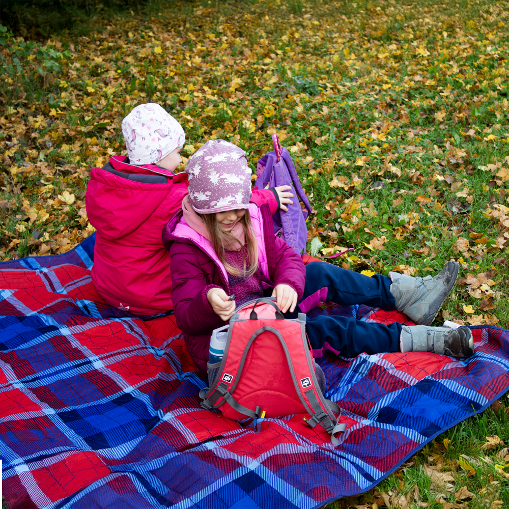 Kinder beim Pick-Nick vor dem Obst- und Gartenbauverein Colmberg