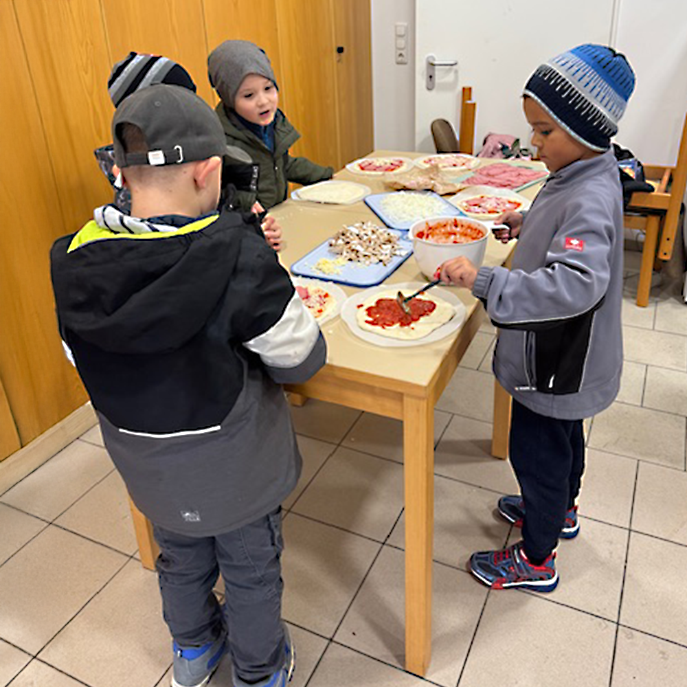 Kinder beim Pizza belegen beim Obst- und Gartenbauverein in Colmberg