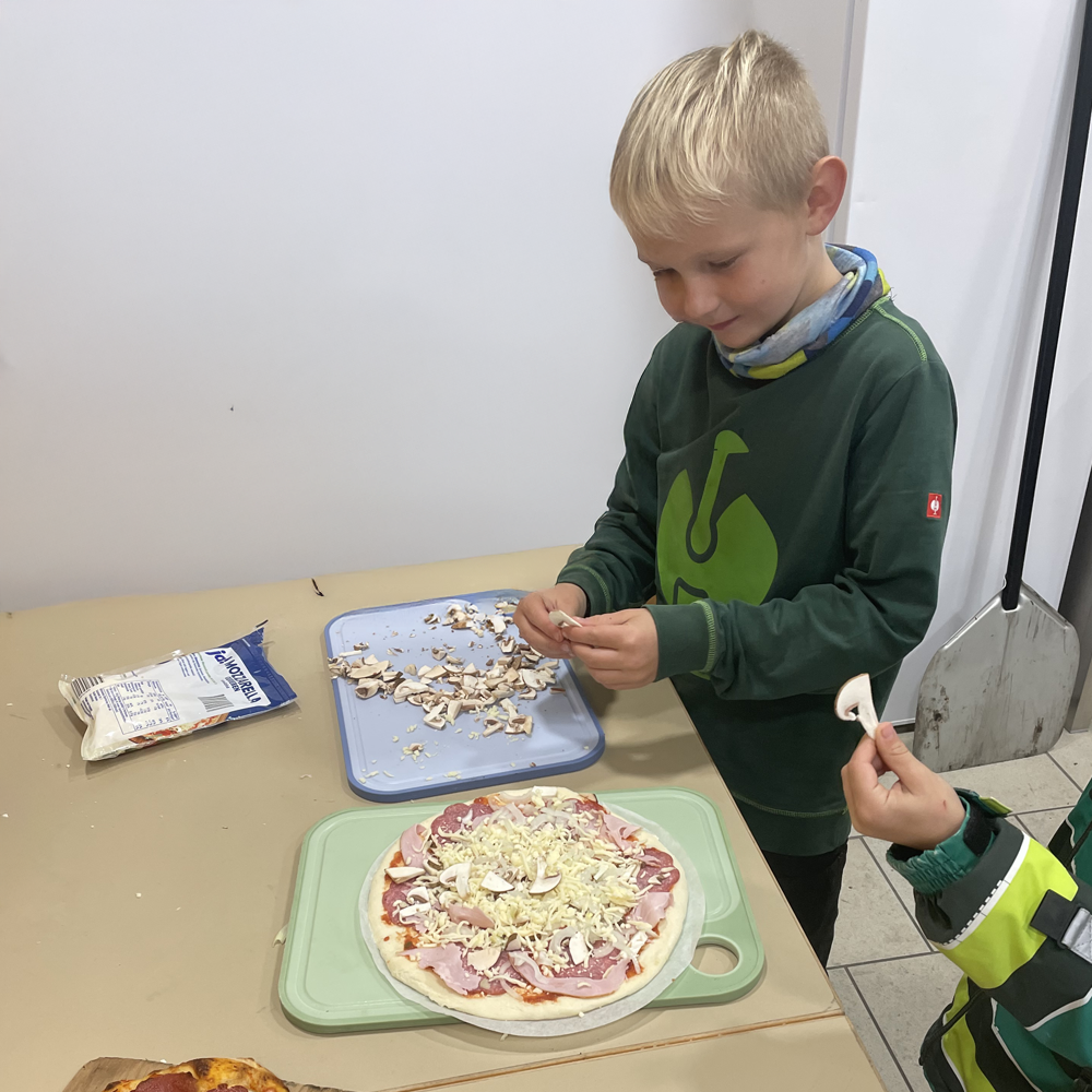 Schulklasse beim Pizza belegen beim Obst- und Gartenbauverein in Colmberg