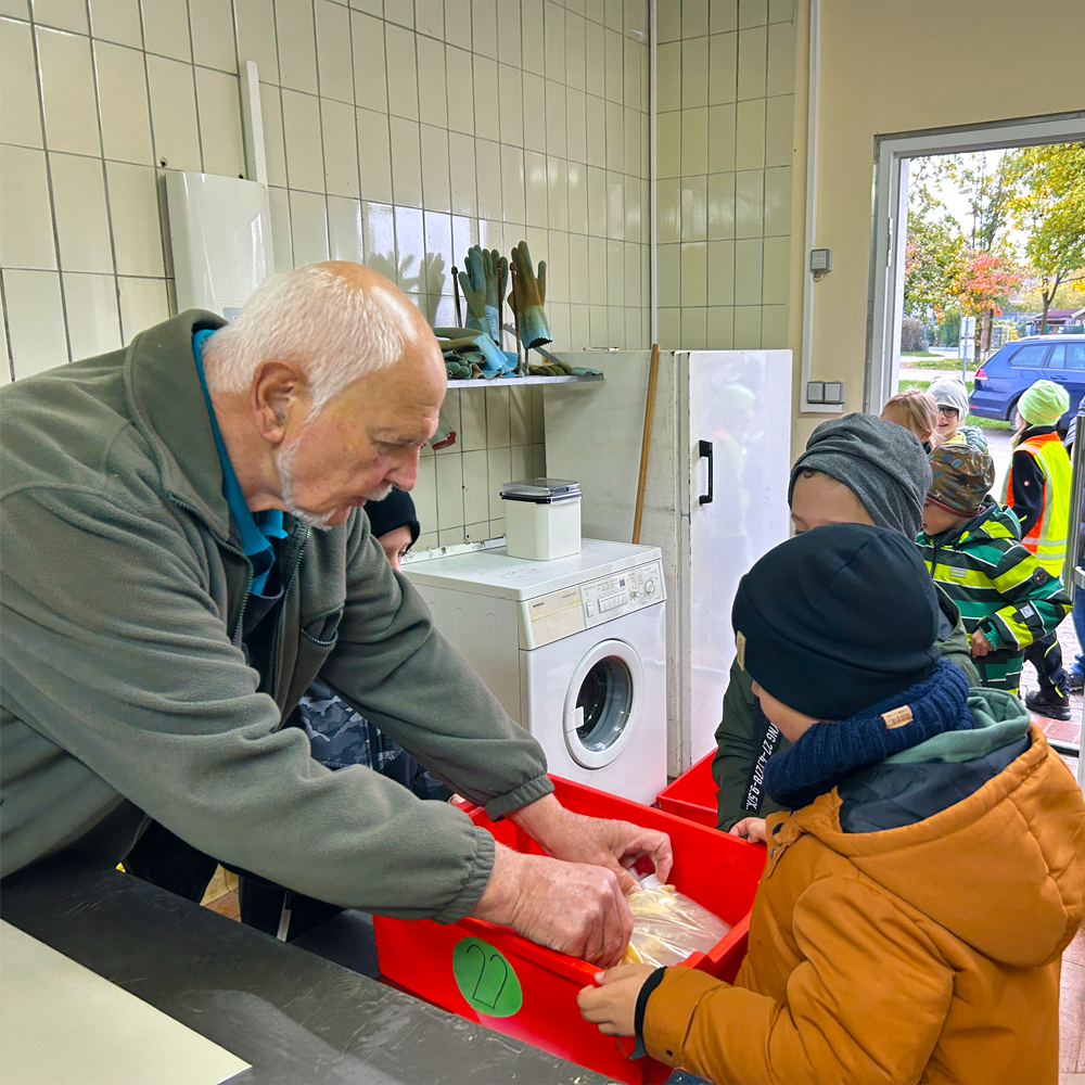 Kinder beim Apfelsaft abfüllen im Obst und Gartenbauverein in Colmberg