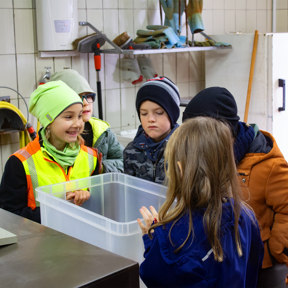 Kinder beim Saft abfüllen in Colmberg