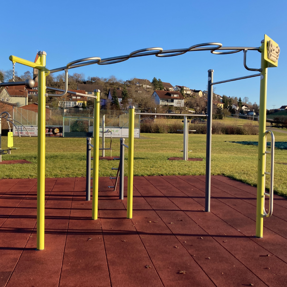 Calisthenics Anlage auf dem Sportgelände Erlbacher Straße in Neusitz