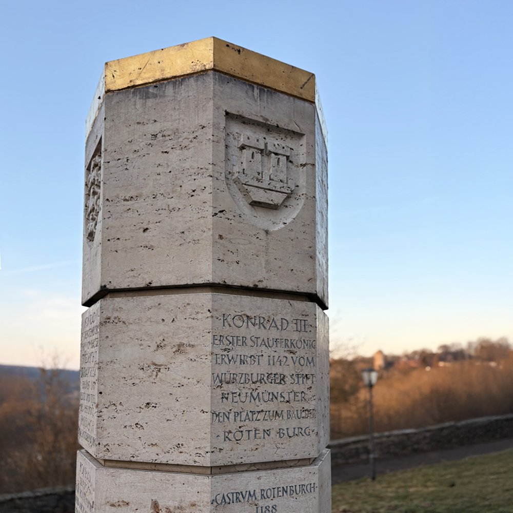 Die Stauferstele im Burggarten in Rothenburg im Abendlicht