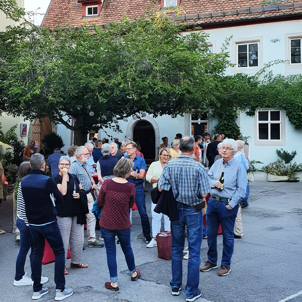 Gemütliches Beisammensein vor einer Vorführung im Toppler Theater in Rothenburg