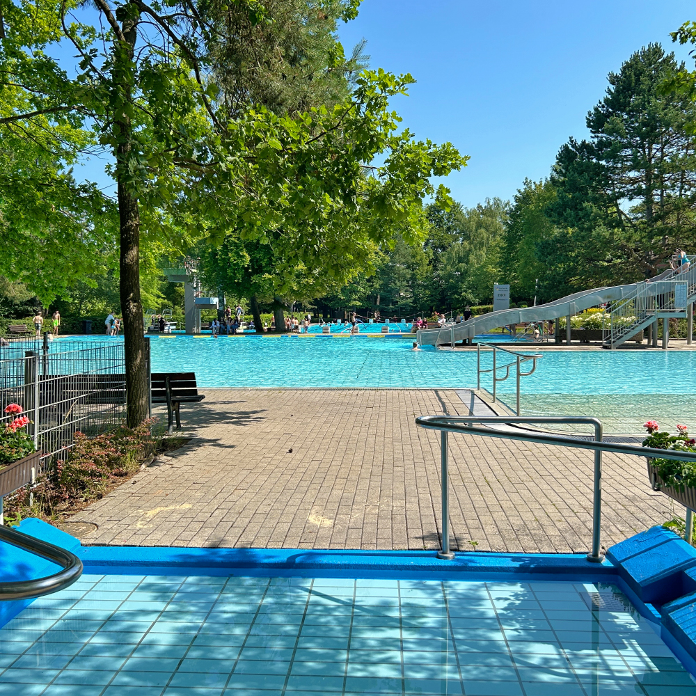 Schwimmbecken im Waldschwimmbad in Rothenburg ob der Tauber