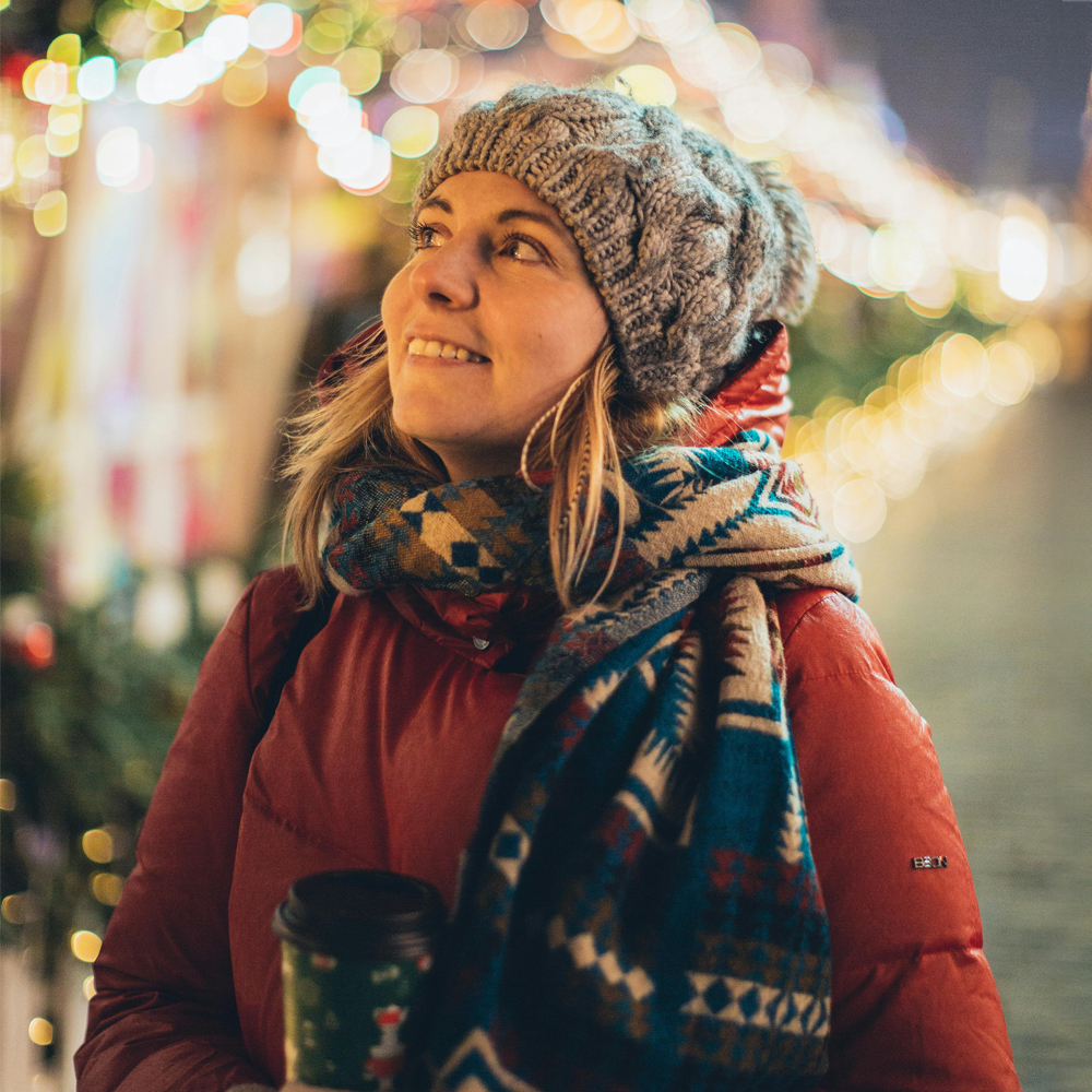 Frau auf dem Weihnachtsmarkt 