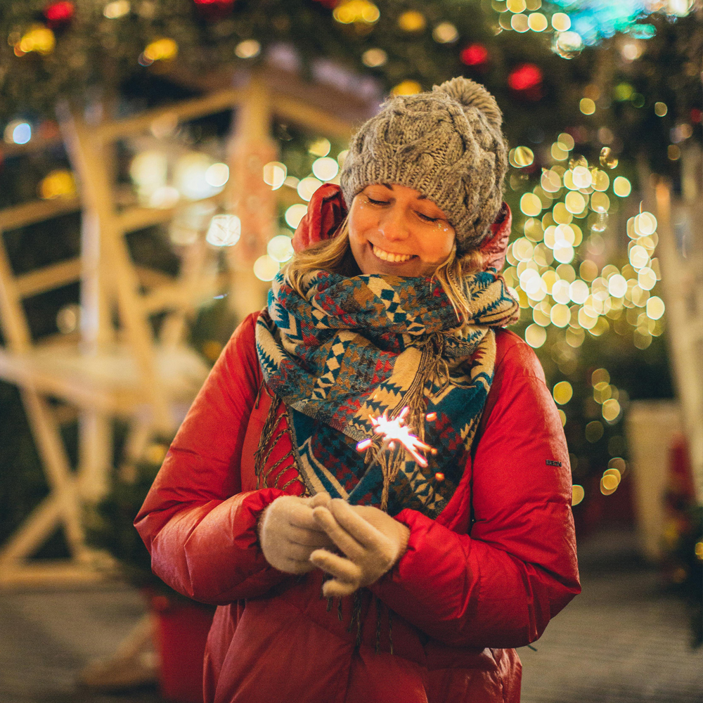 Frau in Weihnachtsstimmung auf dem Weihnachtsmarkt