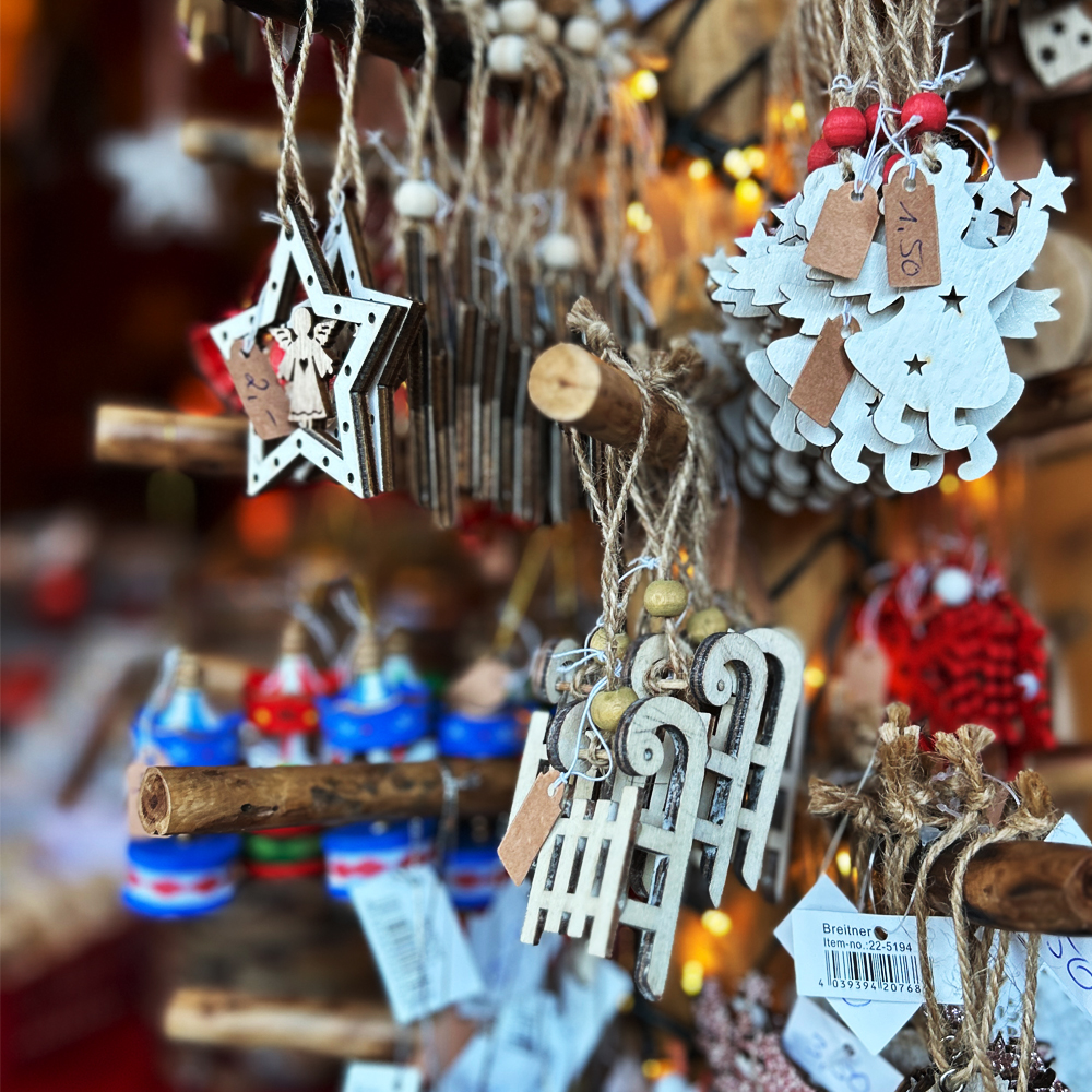 Weihnachtsschmuck auf dem Weihnachtsmarkt in Dinkelsbühl