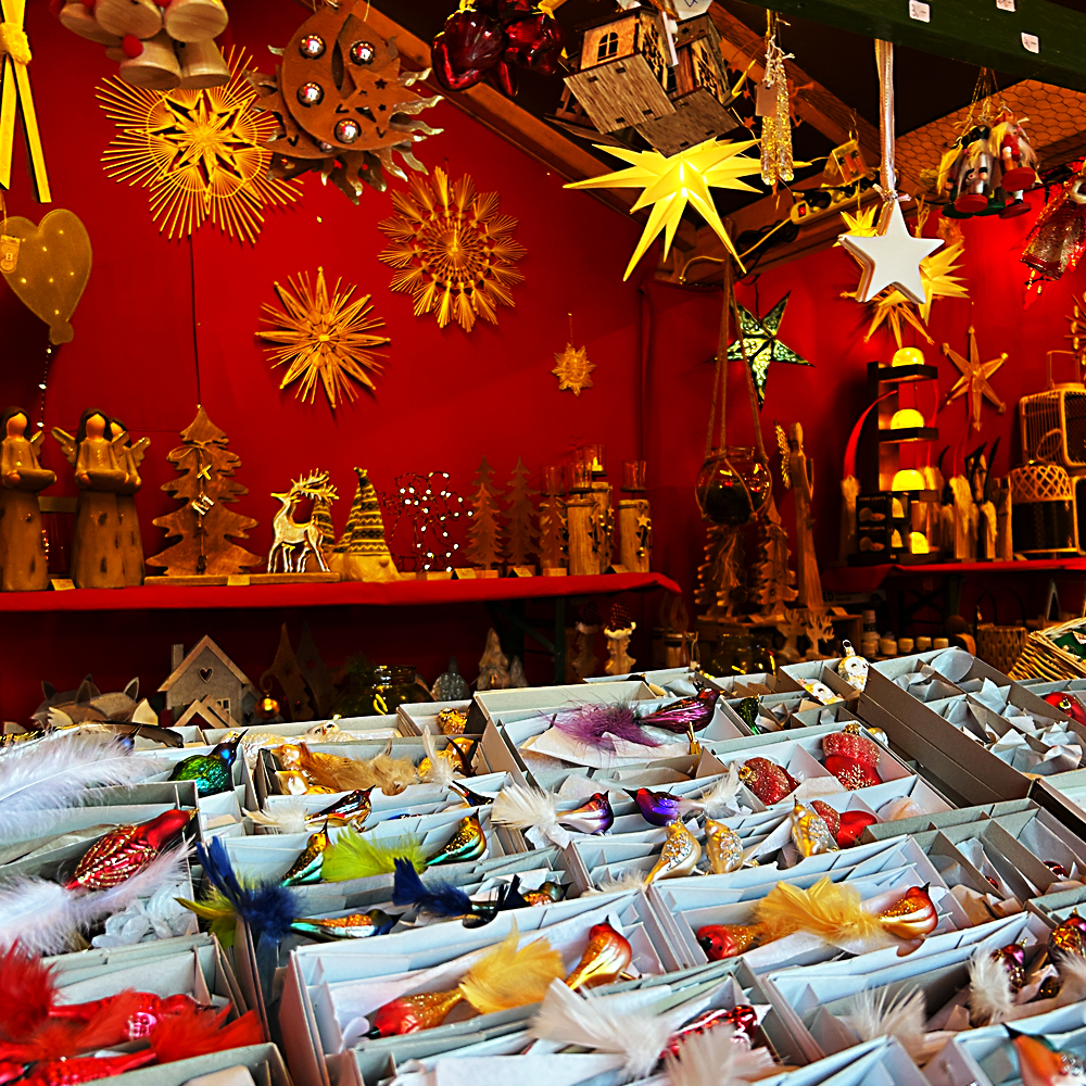 Bude auf dem Weihnachtsmarkt in der Region an der Romantischen Straße