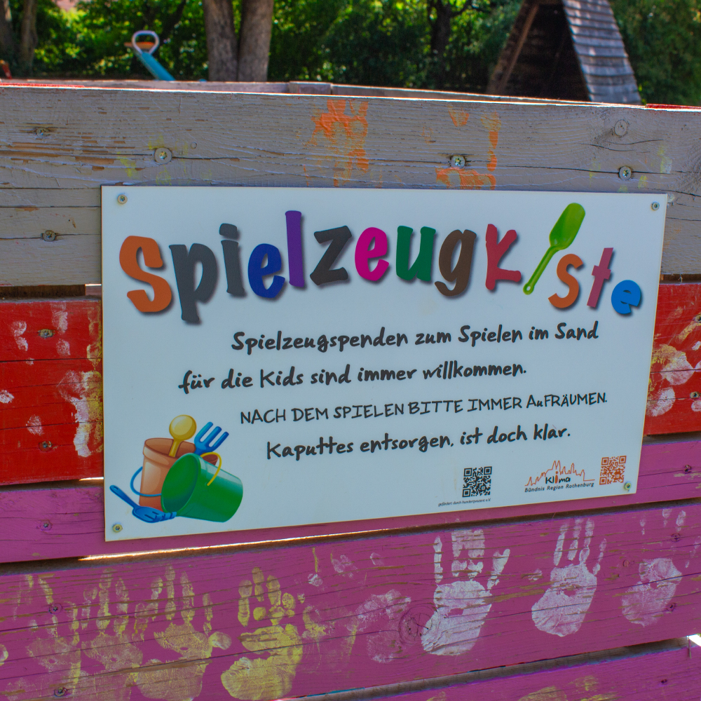 Spielzeugkiste auf dem Spielplatz Weißenburger Straße Rothenburg 