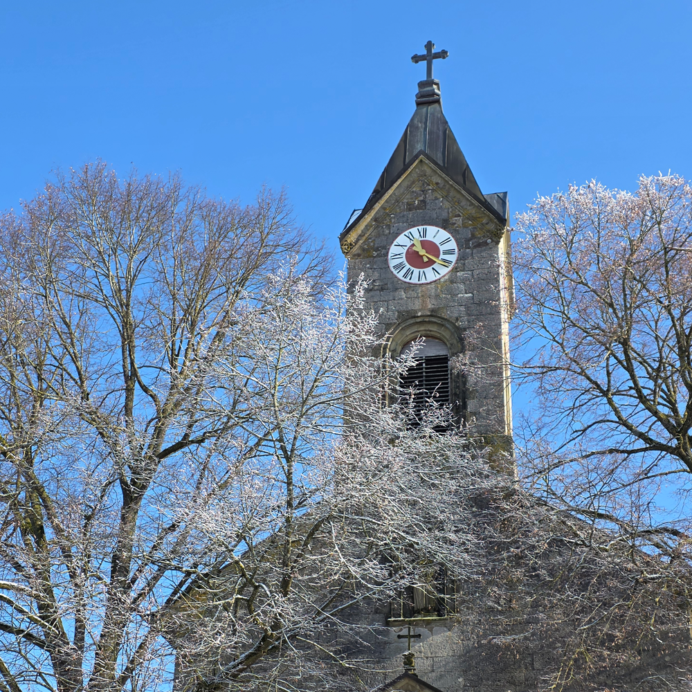 Blick auf die Kirchturmspitze von St. Veit in Oestheim