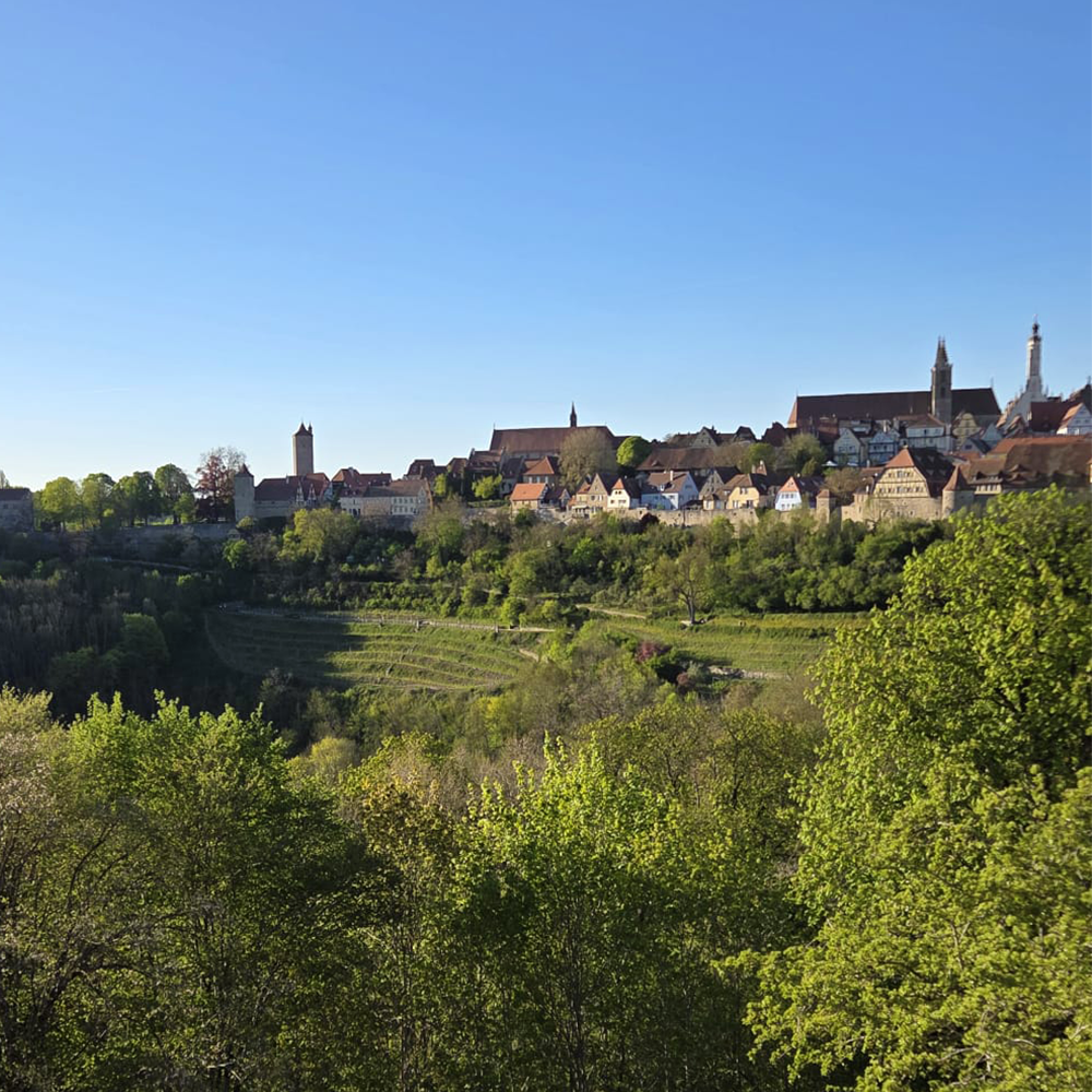 Fr&uuml;hlingshafte Stadtsilhouette von Rothenburg ob der Tauber