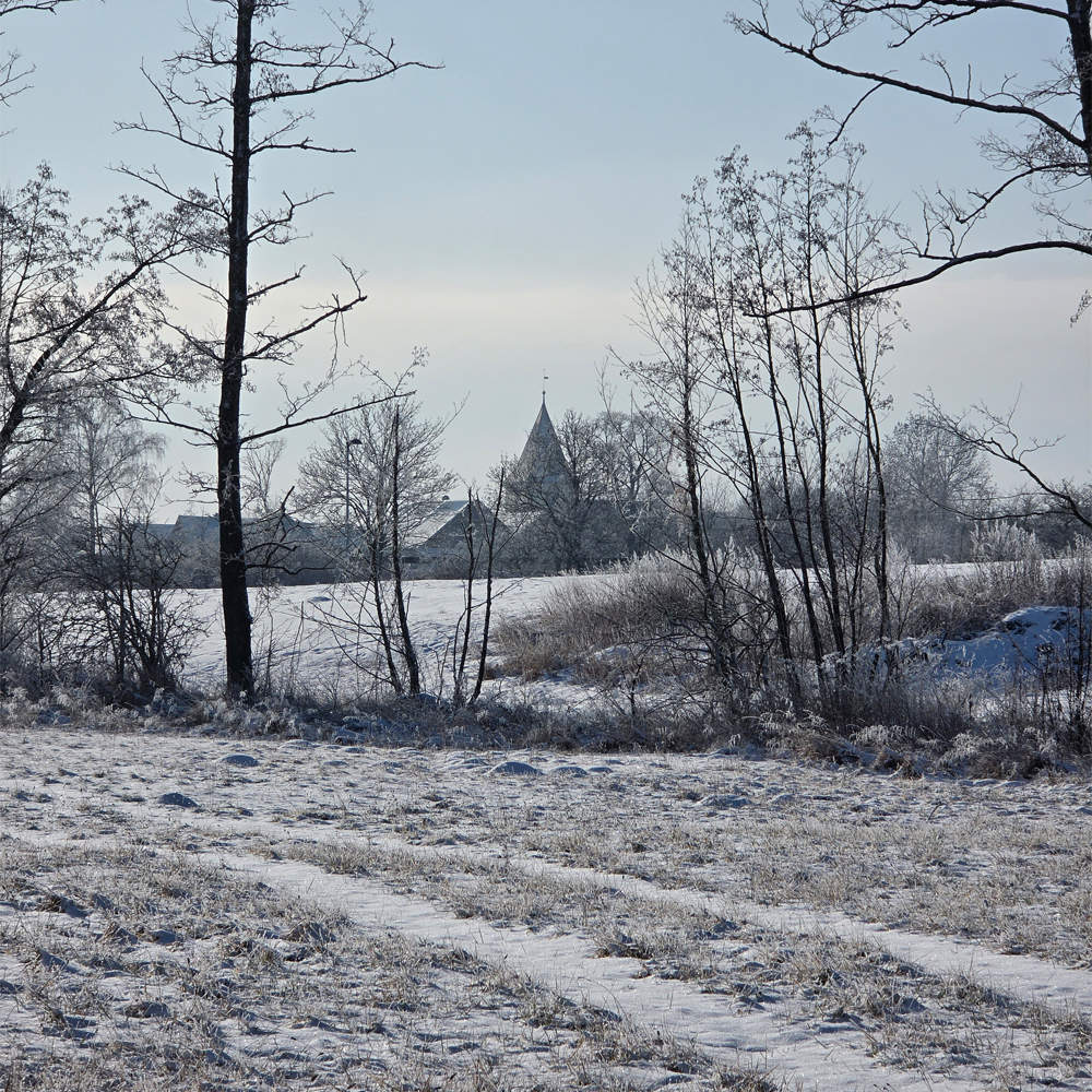 Blick auf die eingeschneite St. Martinskirche in der Gemeinde Wörnitz