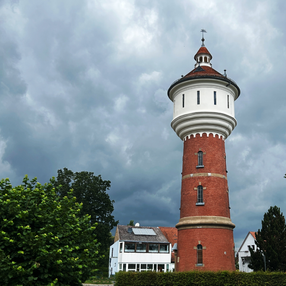 Dunkle Wolken über dem Wasserturm Schillingsfürst 