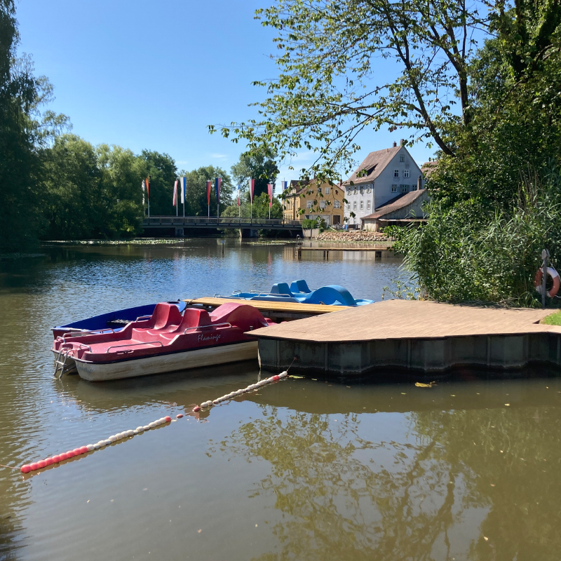 Boote auf der Wörnitz im Wörnitzstrandbad